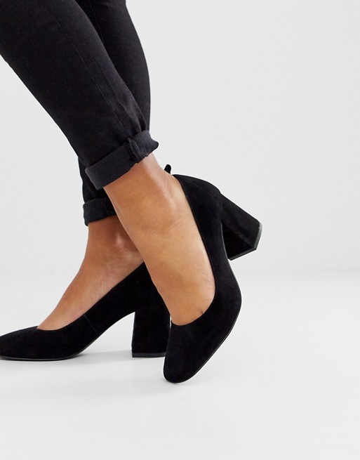 & Other Stories pump round toe shoes in black suede | AS