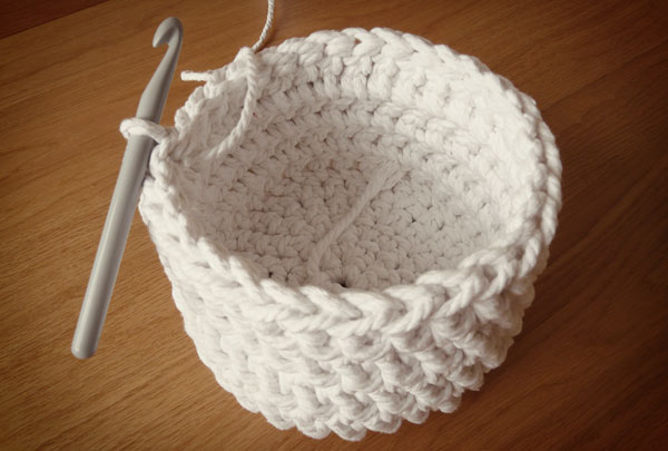 Free crochet pattern: chunky crochet storage tubs - Mollie Mak