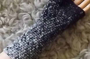 Simple crocheted fingerless glove with thumb gusset. | Crochet .