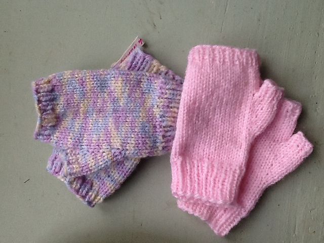 Ravelry: Children's DK Fingerless Gloves pattern by Penny Peberdy .